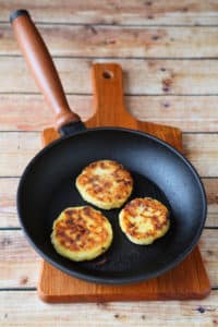 Drei Poffertjes in Pfanne