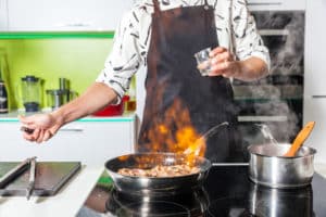 Mann brennt Pfanne an