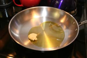 Butter in Edelstahlpfanne anbraten