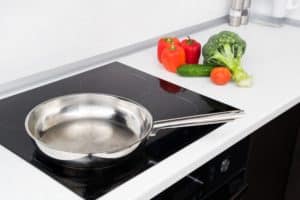 Edelstahlpfanne und frisches Gemüse