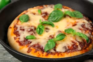 Pizza in Elektropfanne zubereiten