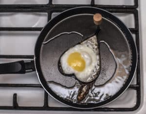 Herzförmiges Spiegelei in beschichteter Pfanne