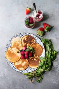 Poffertjes garniert mit Beeren