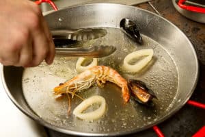 Schmackhafte Muscheln in Paella Pfanne